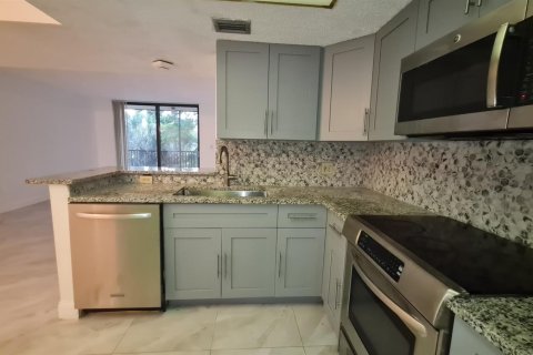 Condo in Lauderhill, Florida, 2 bedrooms  № 2267725 - photo 5