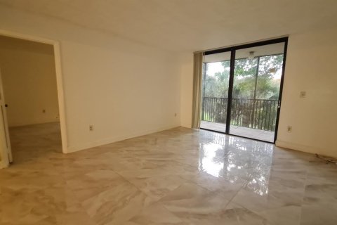 Condo in Lauderhill, Florida, 2 bedrooms  № 2267725 - photo 3