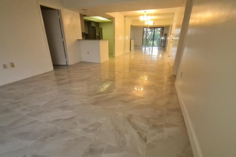 Condo in Lauderhill, Florida, 2 bedrooms  № 2267725 - photo 4
