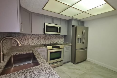 Condo in Lauderhill, Florida, 2 bedrooms  № 2267725 - photo 6