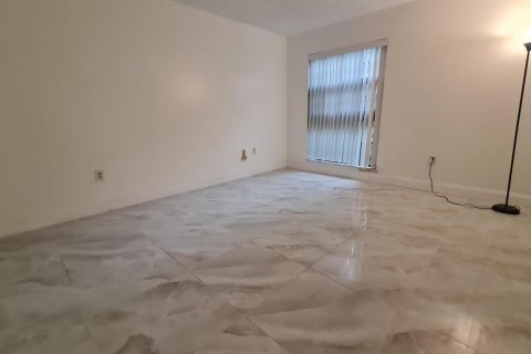 Condo in Lauderhill, Florida, 2 bedrooms  № 2267725 - photo 8