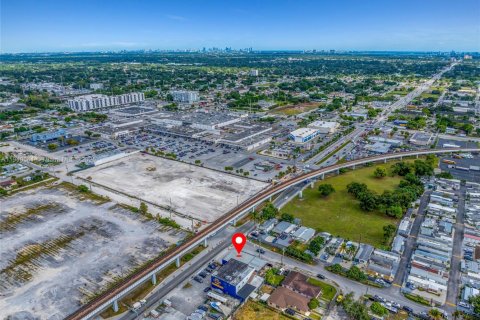 Commercial property in Miami, Florida № 1973247 - photo 16