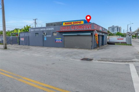 Commercial property in Miami, Florida № 1973247 - photo 17