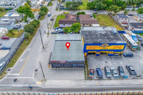 Commercial property in Miami, Florida № 1973247 - photo 1