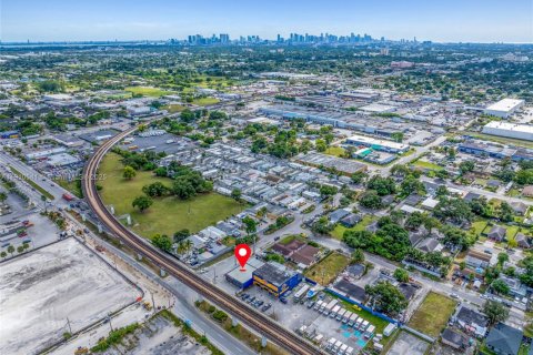 Commercial property in Miami, Florida № 1973247 - photo 18