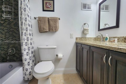 Condo in Hollywood, Florida, 2 bedrooms  № 1937022 - photo 21