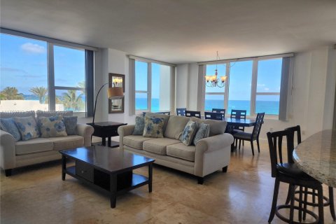 Condo in Hollywood, Florida, 2 bedrooms  № 1937022 - photo 7