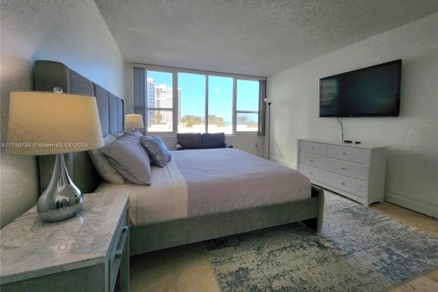 Condo in Hollywood, Florida, 2 bedrooms  № 1937022 - photo 18
