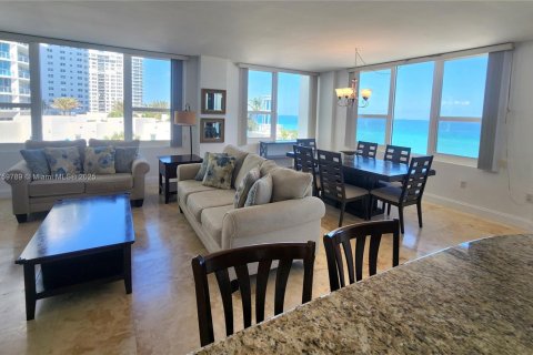 Condo in Hollywood, Florida, 2 bedrooms  № 1937022 - photo 10