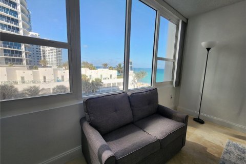 Condo in Hollywood, Florida, 2 bedrooms  № 1937022 - photo 19