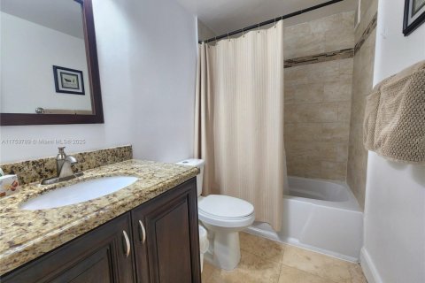 Condo in Hollywood, Florida, 2 bedrooms  № 1937022 - photo 23