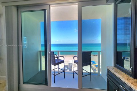 Condo in Hollywood, Florida, 2 bedrooms  № 1937022 - photo 5