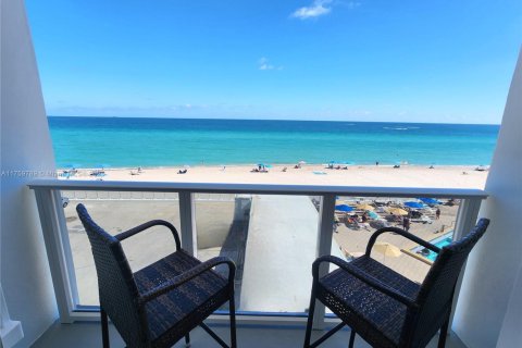Condo in Hollywood, Florida, 2 bedrooms  № 1937022 - photo 3