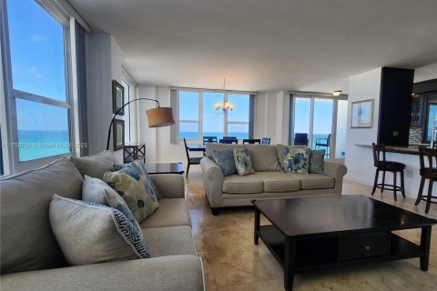 Condo in Hollywood, Florida, 2 bedrooms  № 1937022 - photo 6