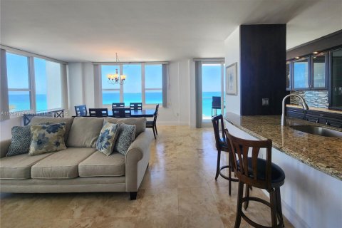 Condo in Hollywood, Florida, 2 bedrooms  № 1937022 - photo 12