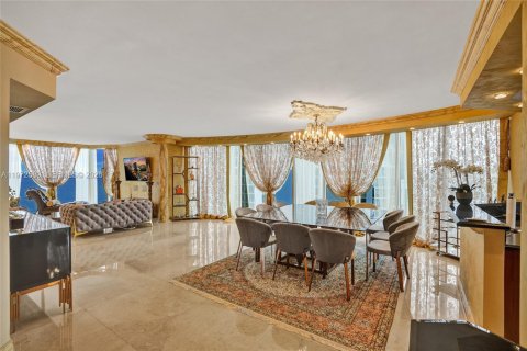 Condominio en Sunny Isles Beach, Florida, 3 dormitorios № 2032819