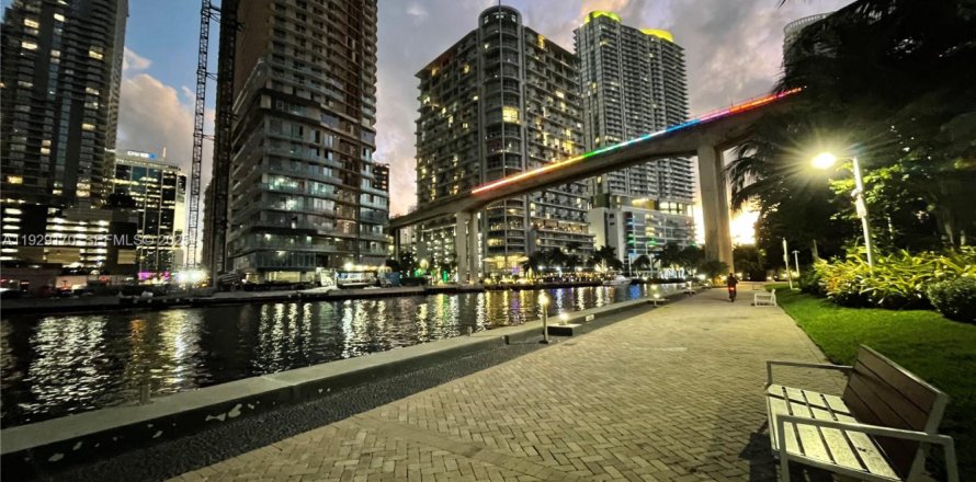 Кондоминиум с 1 спальней в Майами, Флорида № 1989280