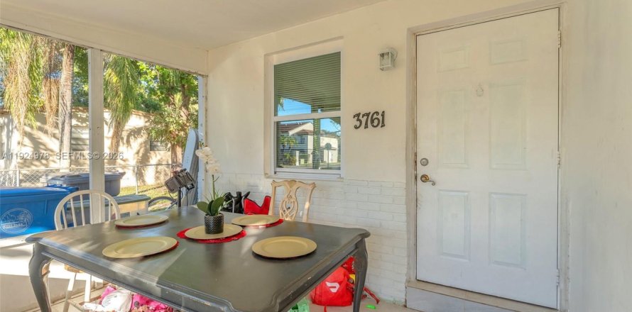 Villa ou maison à West Park, Floride 3 chambres, 65.77 m2 № 1999043