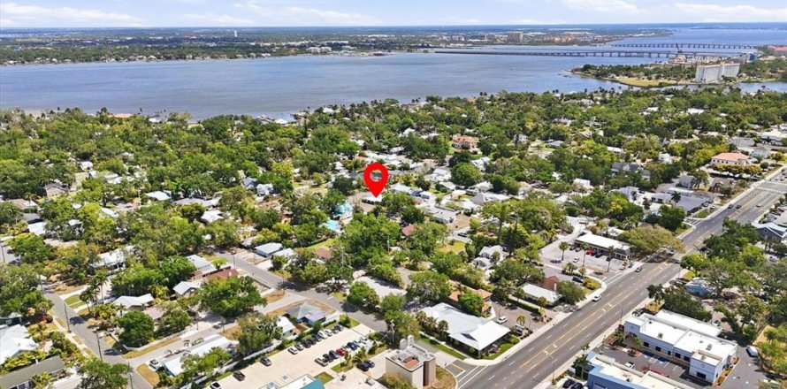 Propiedad comercial en Bradenton, Florida 6 dormitorios, 210.42 m2 № 2108020