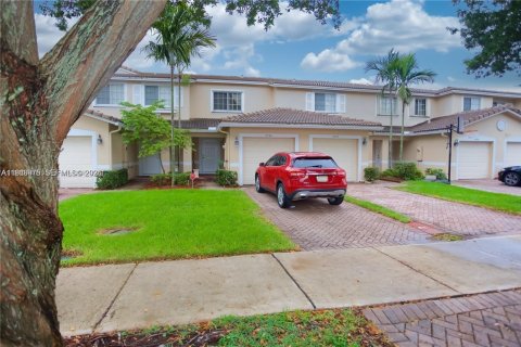 Снять в аренду таунхаус в Тамарак, Флорида 2 спальни, 107.3м2, № 2005618 - фото 2
