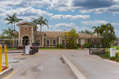 Снять в аренду таунхаус в Тамарак, Флорида 2 спальни, 107.3м2, № 2005618 - фото 9