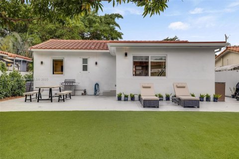 House in Miami, Florida 3 bedrooms, 124.86 sq.m. № 1967172 - photo 26