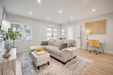 House in Miami, Florida 3 bedrooms, 124.86 sq.m. № 1967172 - photo 3