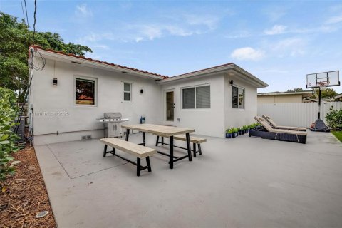 House in Miami, Florida 3 bedrooms, 124.86 sq.m. № 1967172 - photo 24