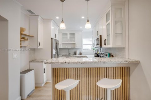 House in Miami, Florida 3 bedrooms, 124.86 sq.m. № 1967172 - photo 9