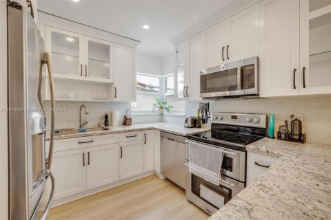 House in Miami, Florida 3 bedrooms, 124.86 sq.m. № 1967172 - photo 8