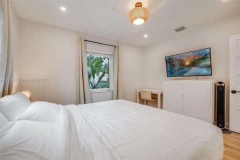 House in Miami, Florida 3 bedrooms, 124.86 sq.m. № 1967172 - photo 16