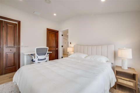 House in Miami, Florida 3 bedrooms, 124.86 sq.m. № 1967172 - photo 12