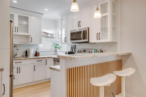 House in Miami, Florida 3 bedrooms, 124.86 sq.m. № 1967172 - photo 7