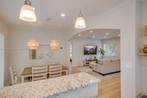 House in Miami, Florida 3 bedrooms, 124.86 sq.m. № 1967172 - photo 10