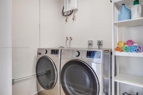 House in Miami, Florida 3 bedrooms, 124.86 sq.m. № 1967172 - photo 22