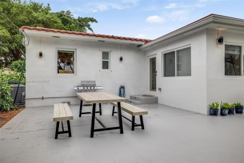 House in Miami, Florida 3 bedrooms, 124.86 sq.m. № 1967172 - photo 23