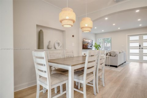 House in Miami, Florida 3 bedrooms, 124.86 sq.m. № 1967172 - photo 6