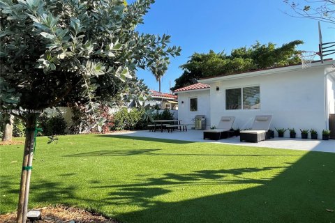 House in Miami, Florida 3 bedrooms, 124.86 sq.m. № 1967172 - photo 28