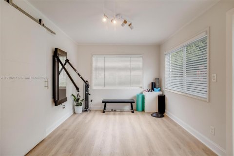 House in Miami, Florida 3 bedrooms, 124.86 sq.m. № 1967172 - photo 20