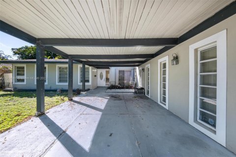 Villa ou maison à vendre à Miami, Floride: 3 chambres, 161 m2 № 1973855 - photo 9
