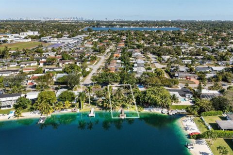 Villa ou maison à vendre à Miami, Floride: 3 chambres, 161 m2 № 1973855 - photo 23