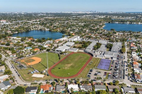 Villa ou maison à vendre à Miami, Floride: 3 chambres, 161 m2 № 1973855 - photo 28