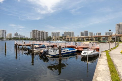 Купить кондоминиум в Авентура, Флорида 2 спальни, 100.61м2, № 2154207 - фото 17
