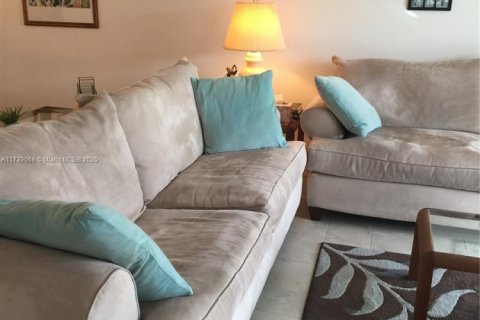 Copropriété à vendre à Pembroke Pines, Floride: 2 chambres, 108.7 m2 № 1962565 - photo 2