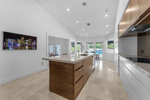 Купить виллу или дом в Майами, Флорида 5 спален, 408.86м2, № 2243961 - фото 11