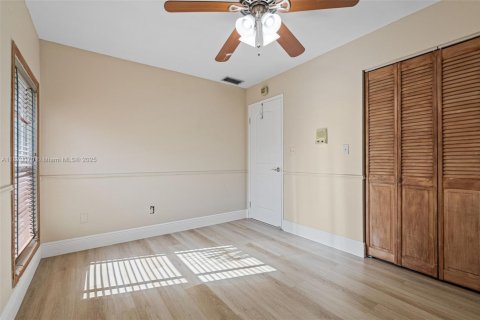 Adosado en venta en Hialeah, Florida, 3 dormitorios, 128.76 m2 № 1929337 - foto 27