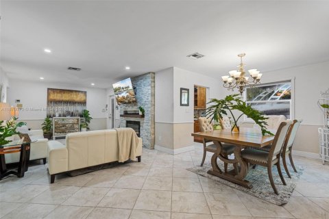 Adosado en venta en Hialeah, Florida, 3 dormitorios, 128.76 m2 № 1929337 - foto 13