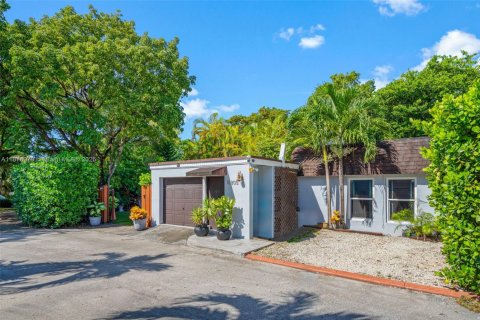 Adosado en venta en Hialeah, Florida, 3 dormitorios, 128.76 m2 № 1929337 - foto 2