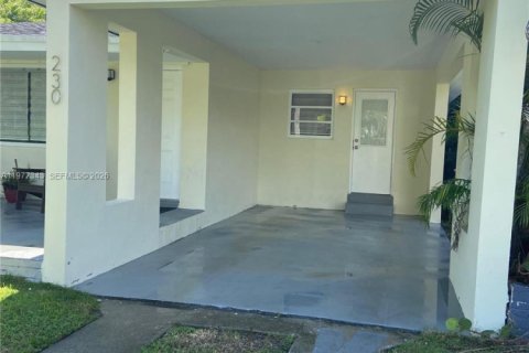 House in Dania Beach, Florida 3 bedrooms, 133.59 sq.m. № 2041045
