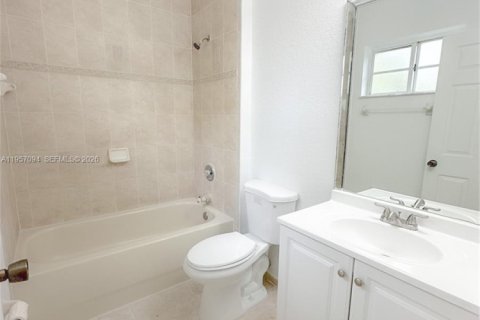 Townhouse in Florida City, Florida 4 bedrooms, 167.13 sq.m. № 2011417 - photo 21